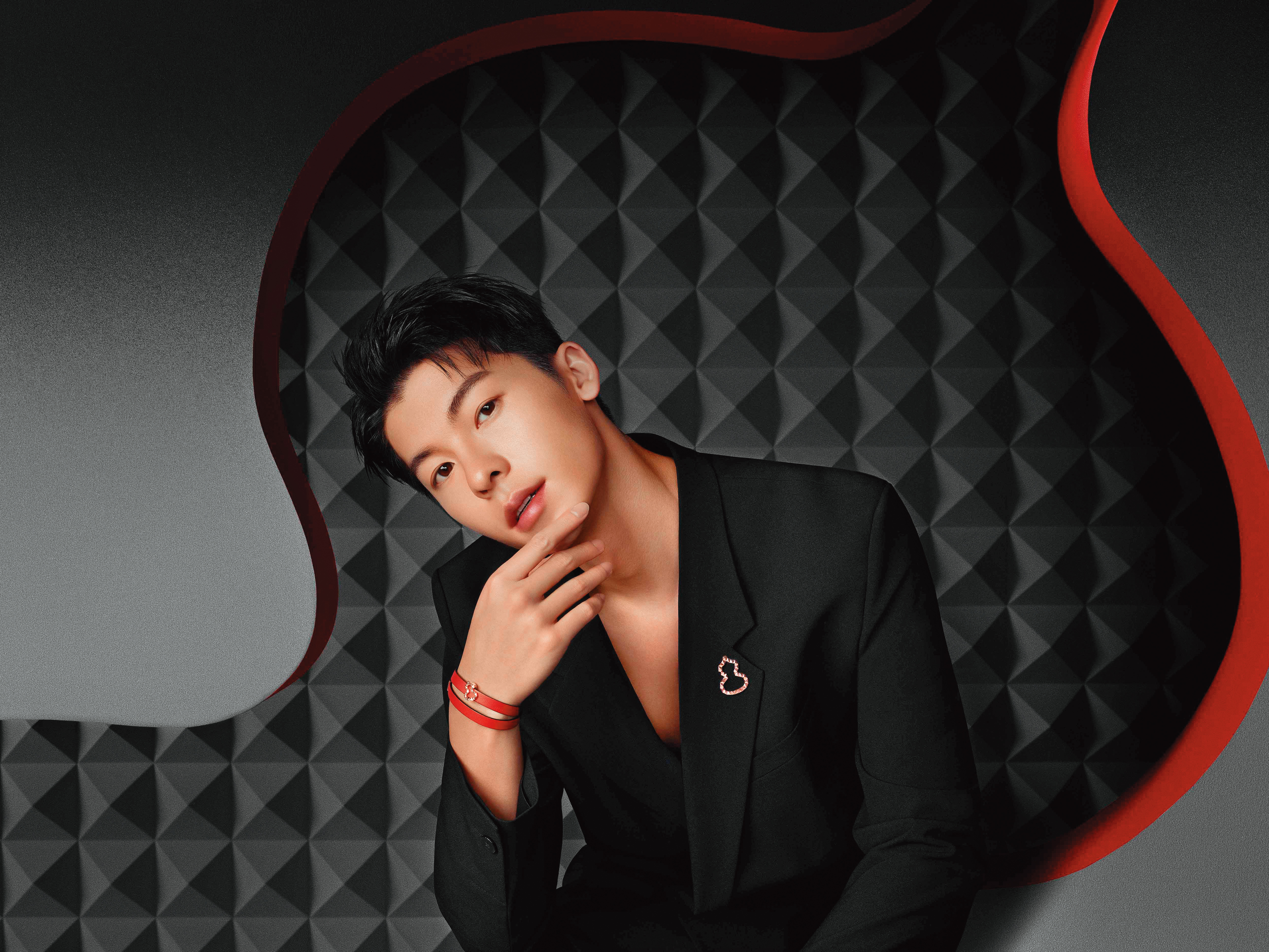 許光漢穿上黑色西裝搭配Wulu 18系列別針與手環，適合送給時髦爸爸。（Qeelin提供）