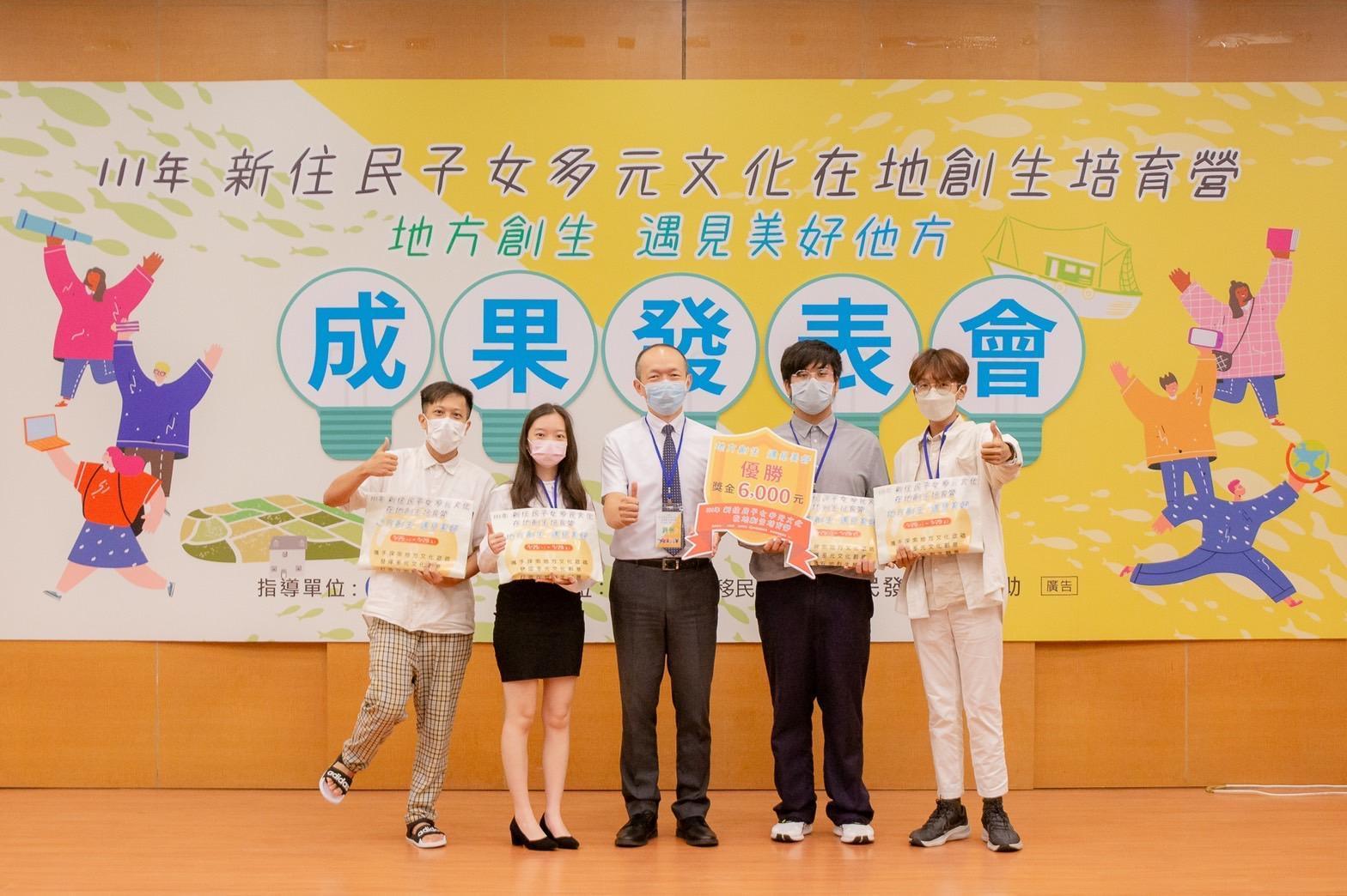 移民署謝文忠主任祕書頒發優勝獎項予獲獎學員。(移民署提供)