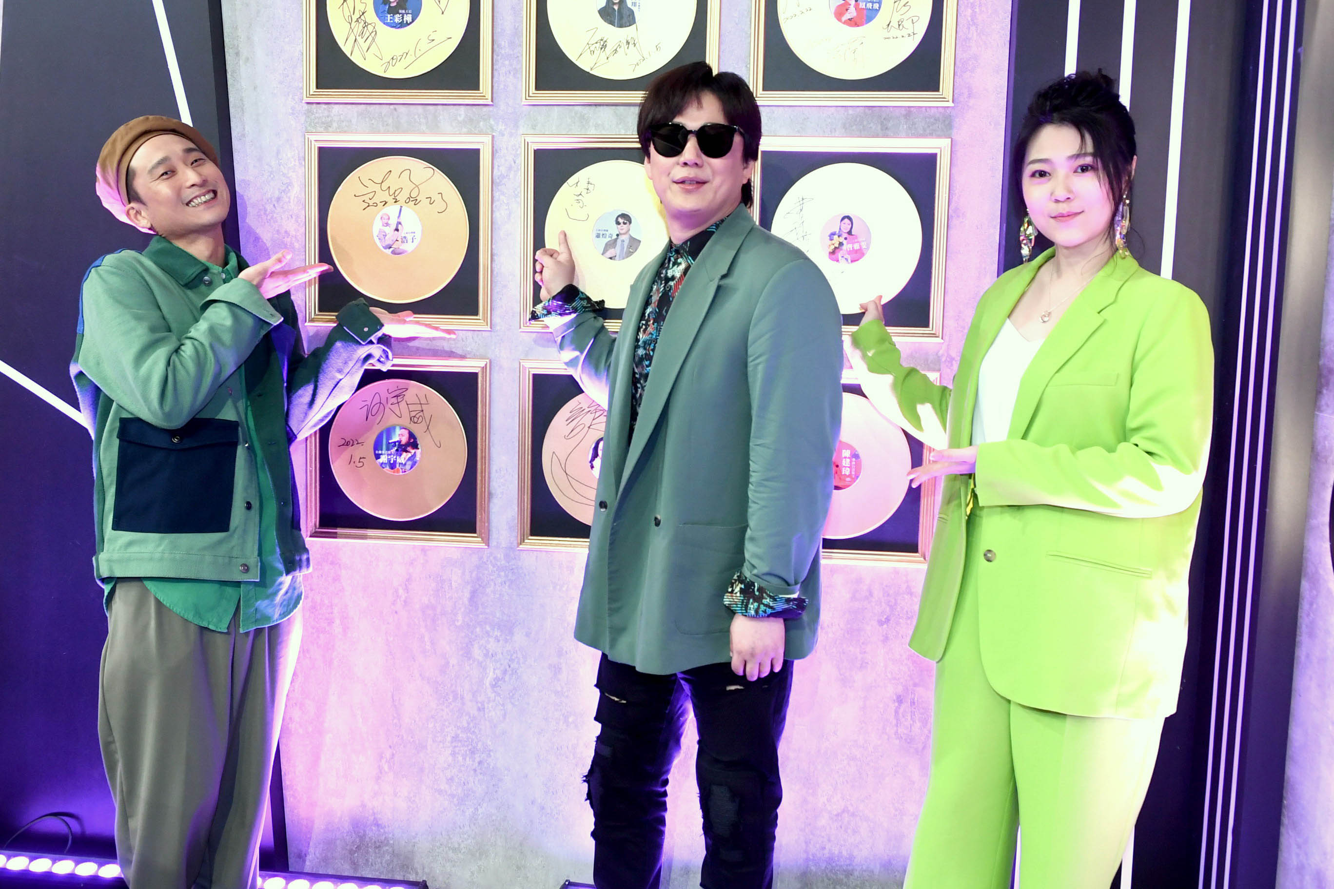 （左起）浩子、蕭煌奇、曹雅雯進棚錄影。（華視提供）