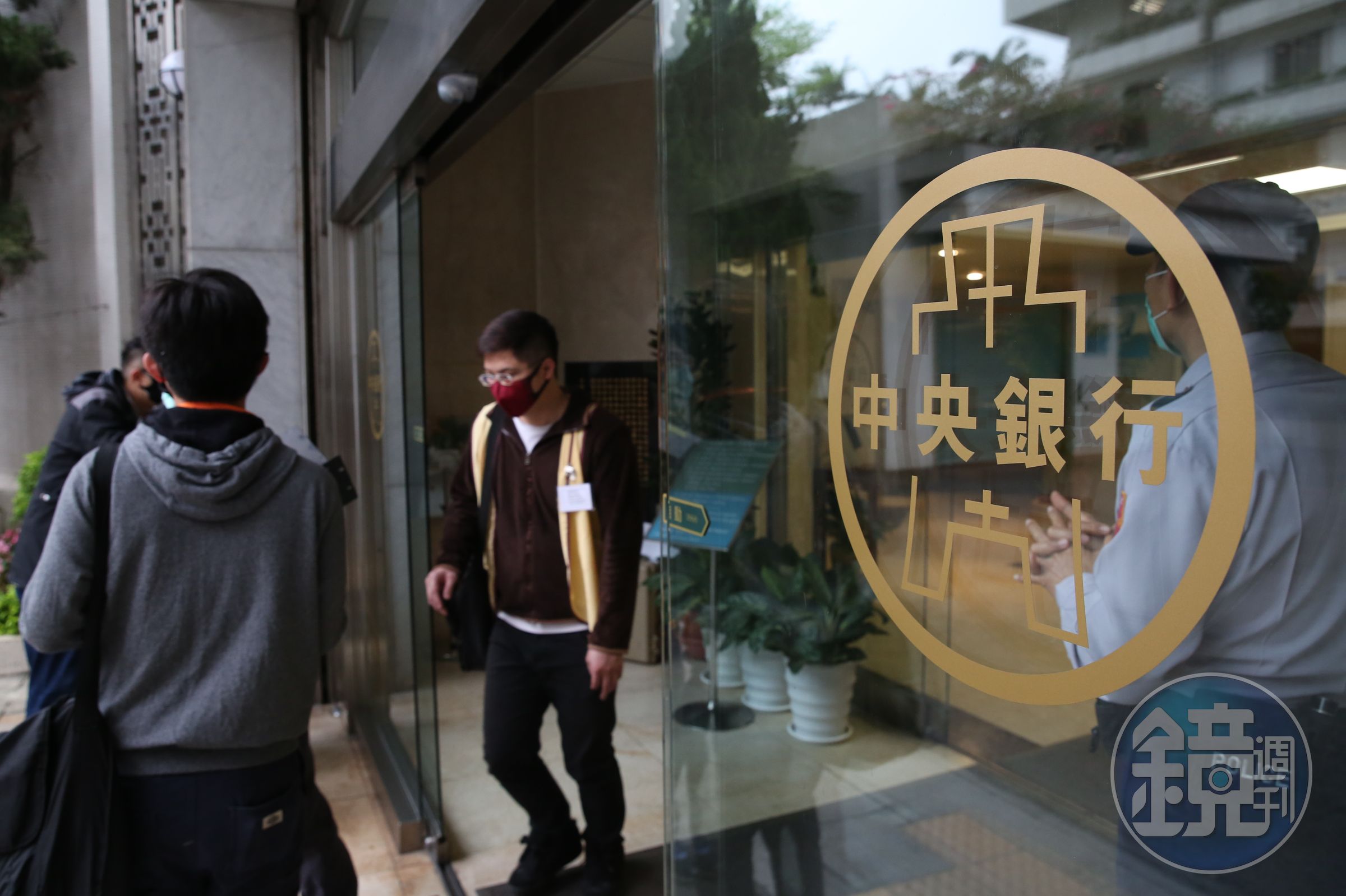 央行限貸令掐喉，壓抑豪宅市場去化不易，淪為高級蚊子館。