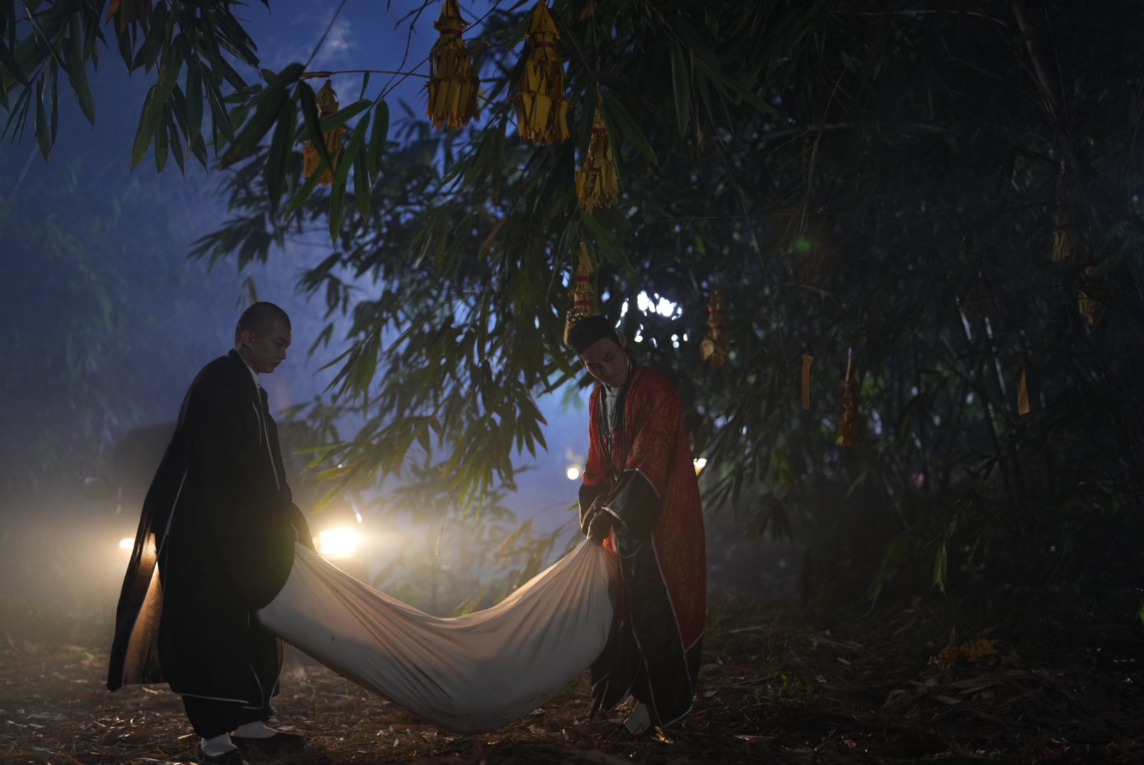 這片竹林不僅本來就很陰，拍攝的劇情內容也包括砍頭等驚悚場面，飾演道長的夏靖庭與宥凱還有埋屍戲。（采昌、馬棋朵提供）