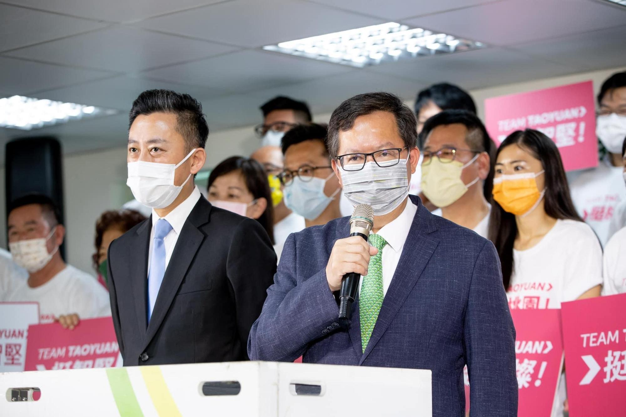 桃園市長參選人林智堅（左）近日陷入論文抄襲爭議，現任市長鄭文燦（右）則頻頻發聲力挺。（翻攝自鄭文燦臉書）