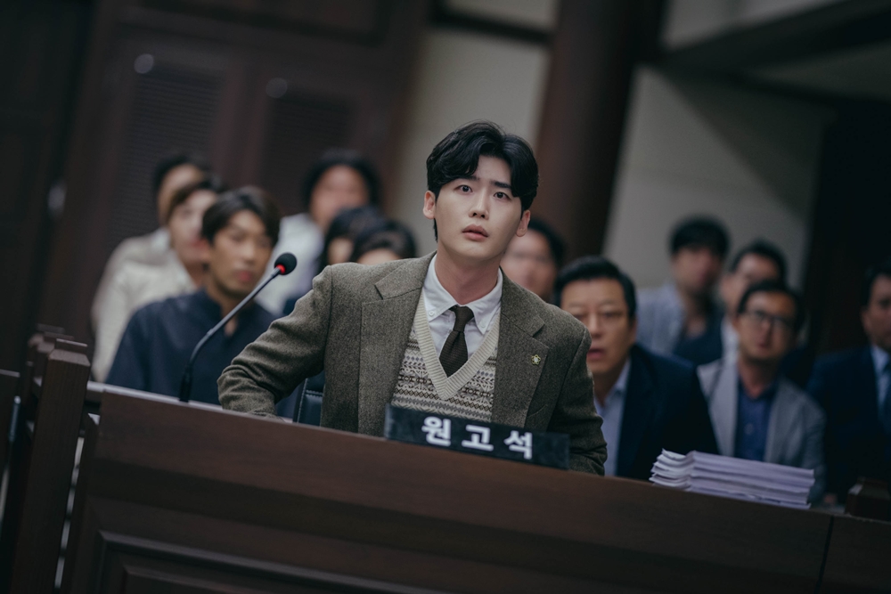 李鍾碩在劇中飾演衰運纏身的律師,為求生存變身詐騙天才。(Disney+提供)