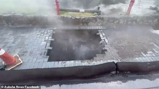 驚悚！阿婆走路突遇「天坑」，瞬間被吸入地底下吞沒。（翻自《每日郵報》）