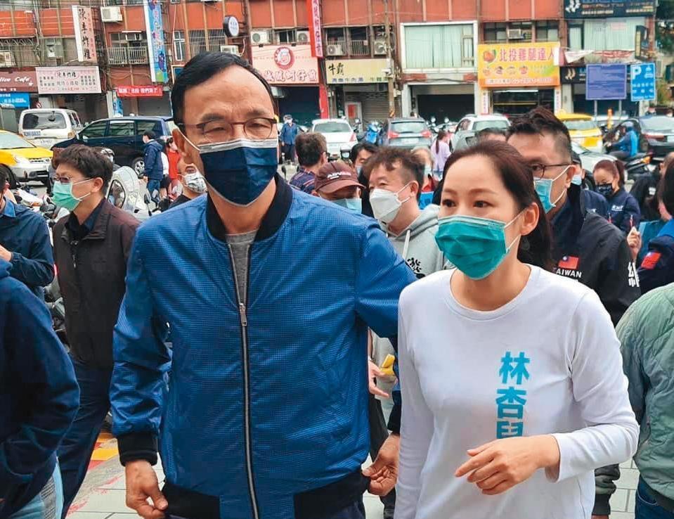 林杏兒（右）現為國民黨副發言人，發言屬大砲風格。圖為日前她與黨主席朱立倫（左）一起出席活動。（翻攝林杏兒臉書）