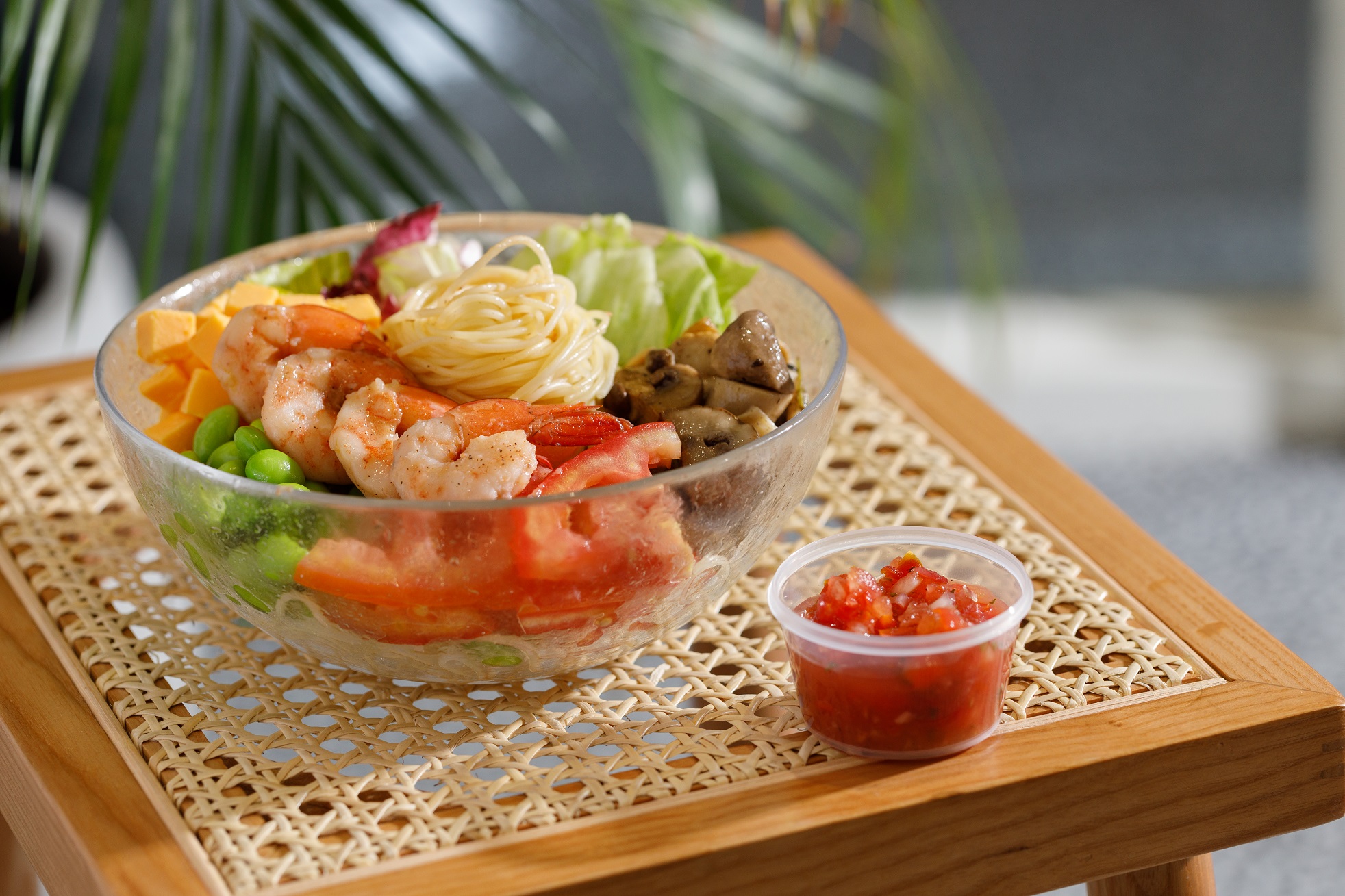 杉SHAN台北松山店以天使細麵搭配沙拉、5種配料與特色醬汁及自選主菜，清爽又夠味。