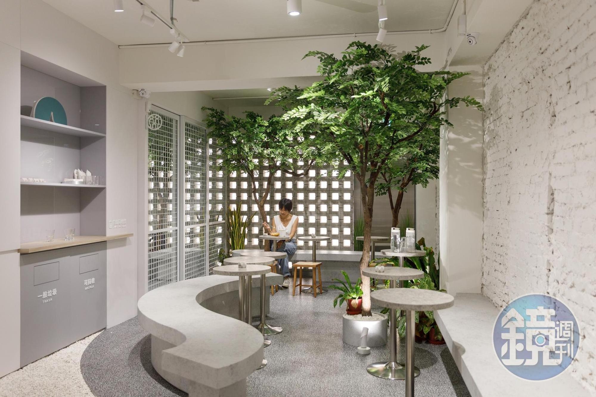 杉SHAN台北松山店以白牆、灰石與植栽創造出簡潔開闊的空間感。