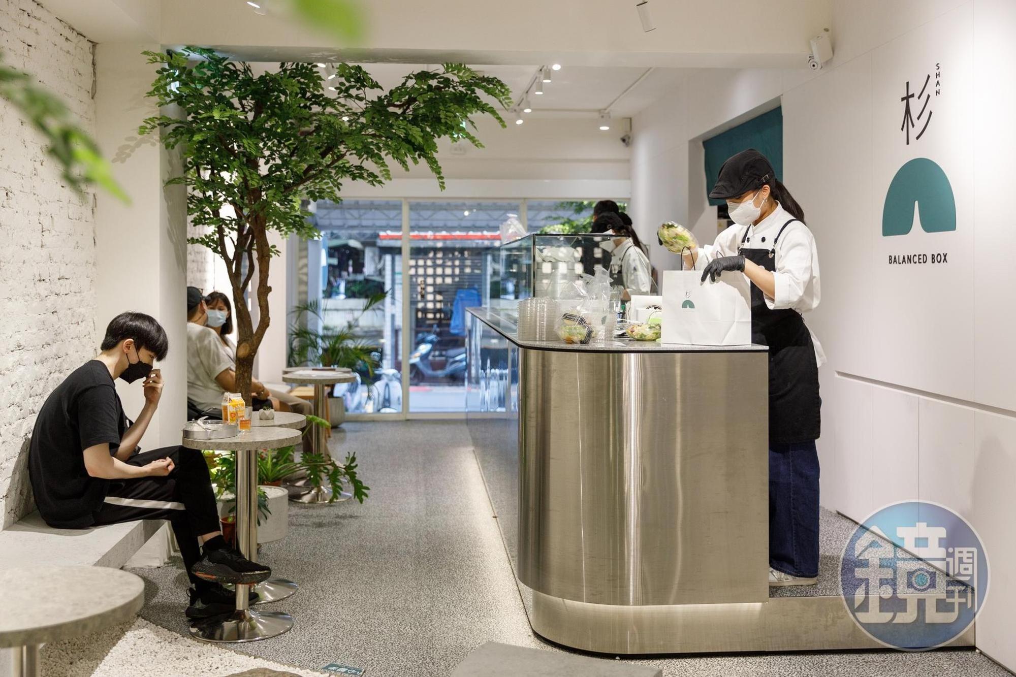 杉SHAN以外帶餐盒為主，內用座位約10席。