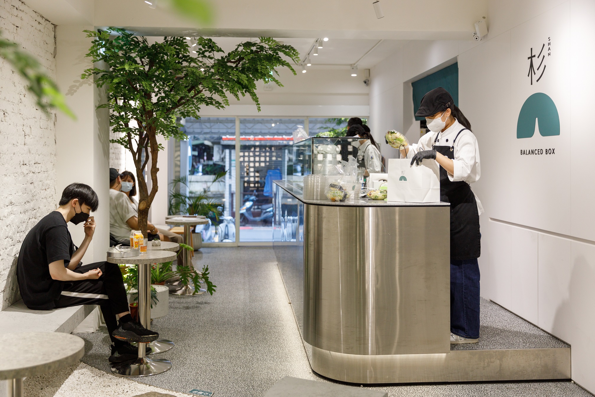杉SHAN以外帶餐盒為主，內用座位約10席。