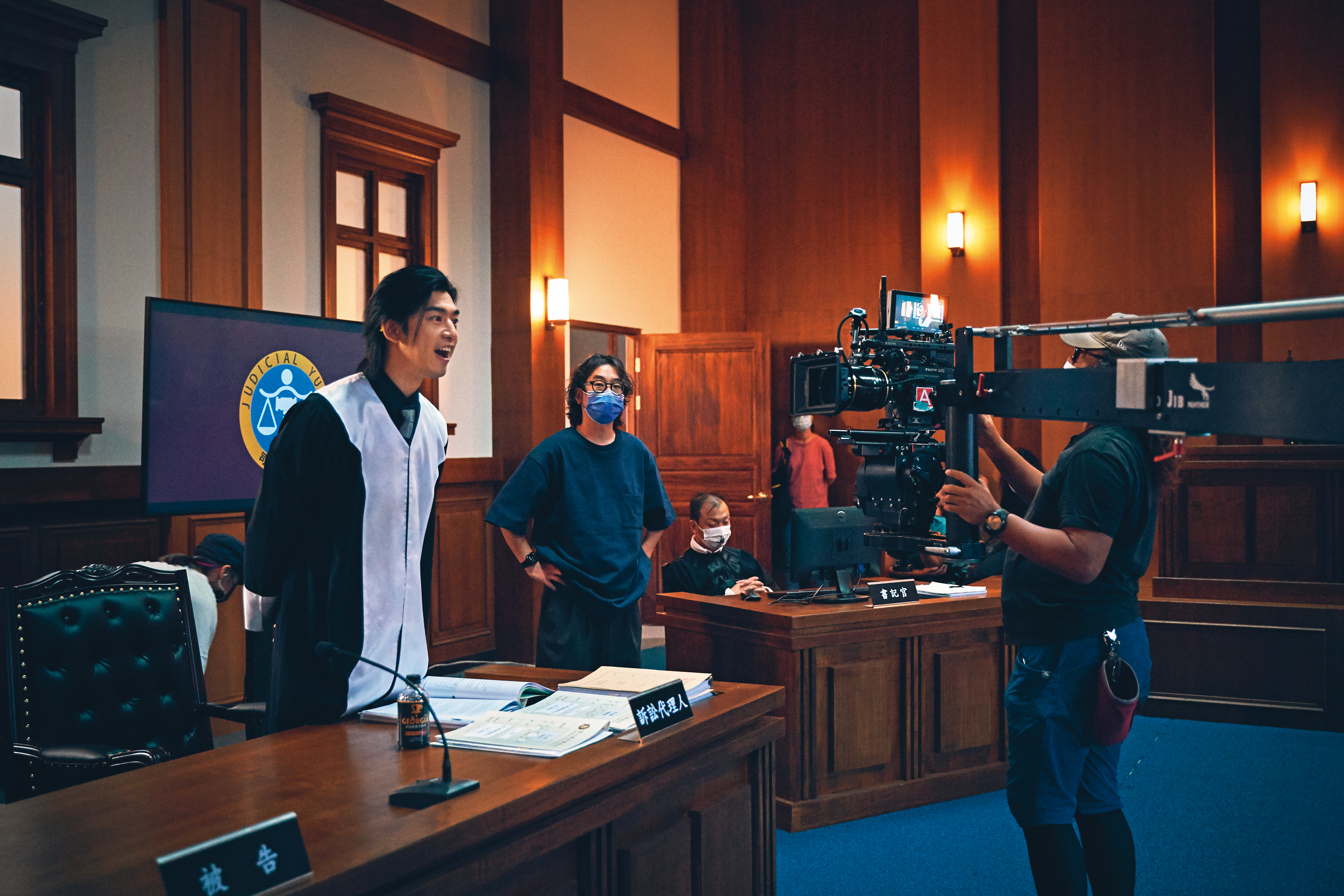 陳柏霖（左一）挑戰貪財刻薄的精明律師，略帶浮誇的表演方式令觀眾印象深刻。（Disney+提供）