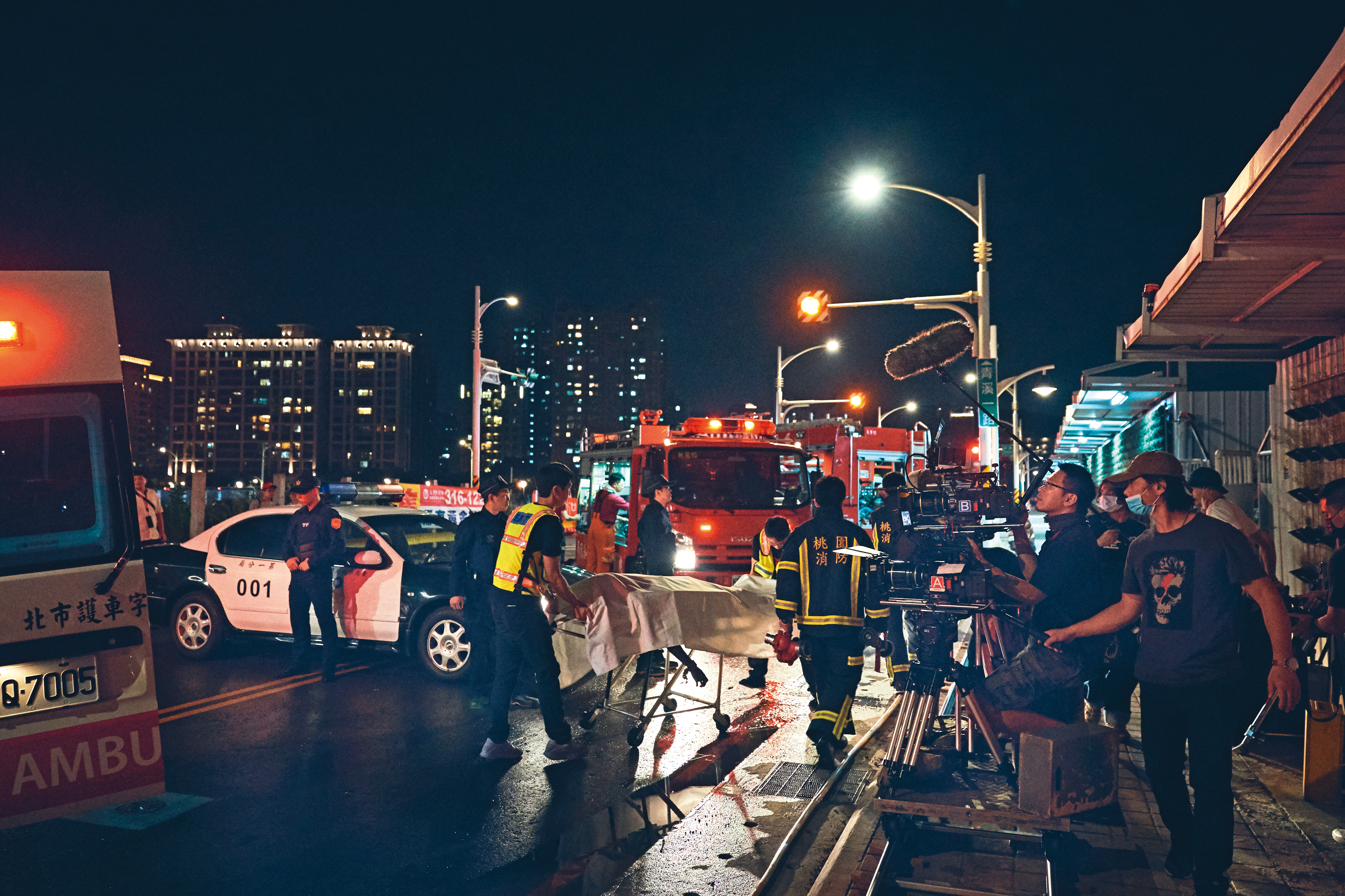 工地失火情節出動多輛消防、救護及警車,陣仗龐大。(Disney+提供)