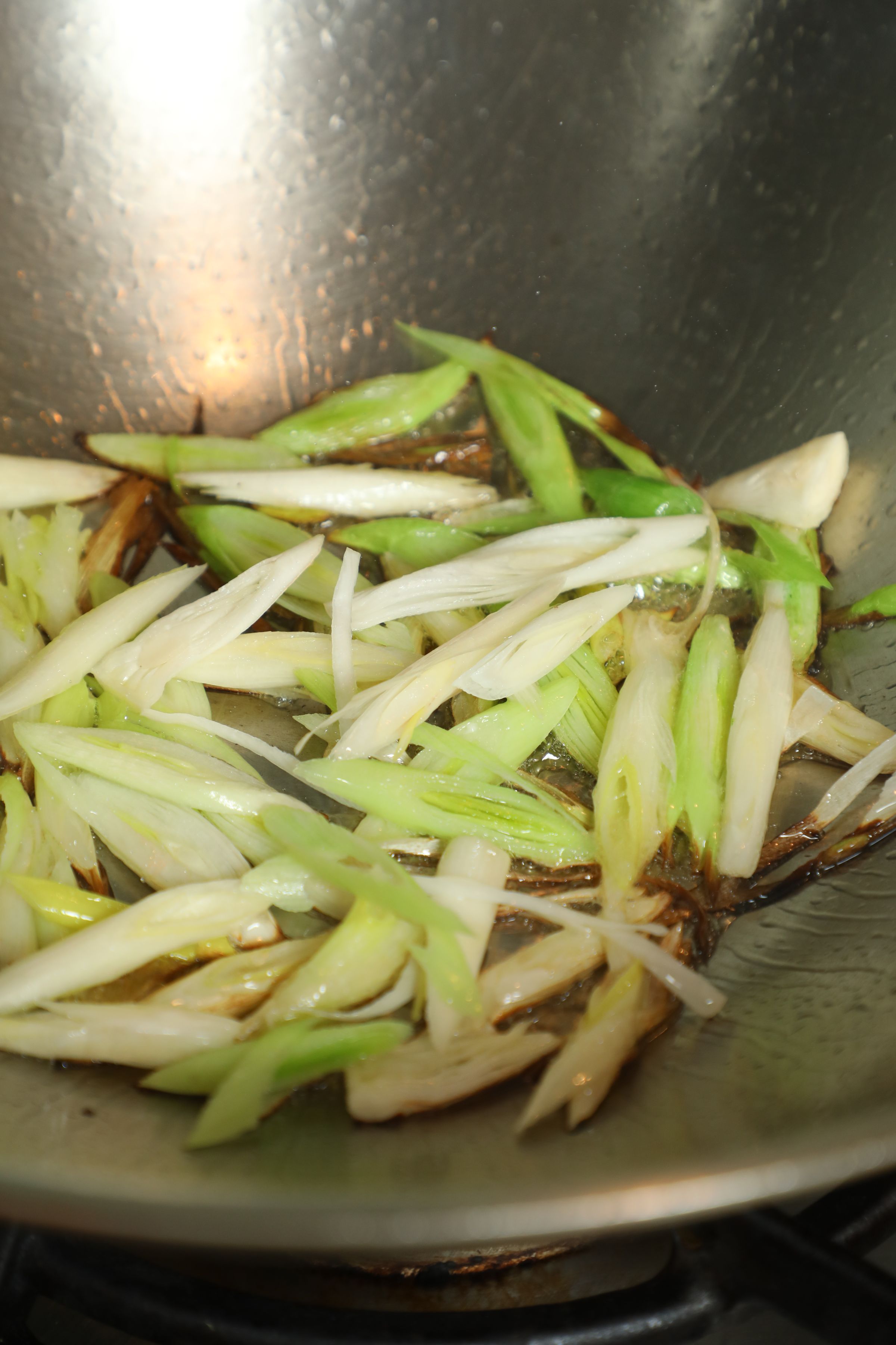 炒香蔥段、青蒜段。