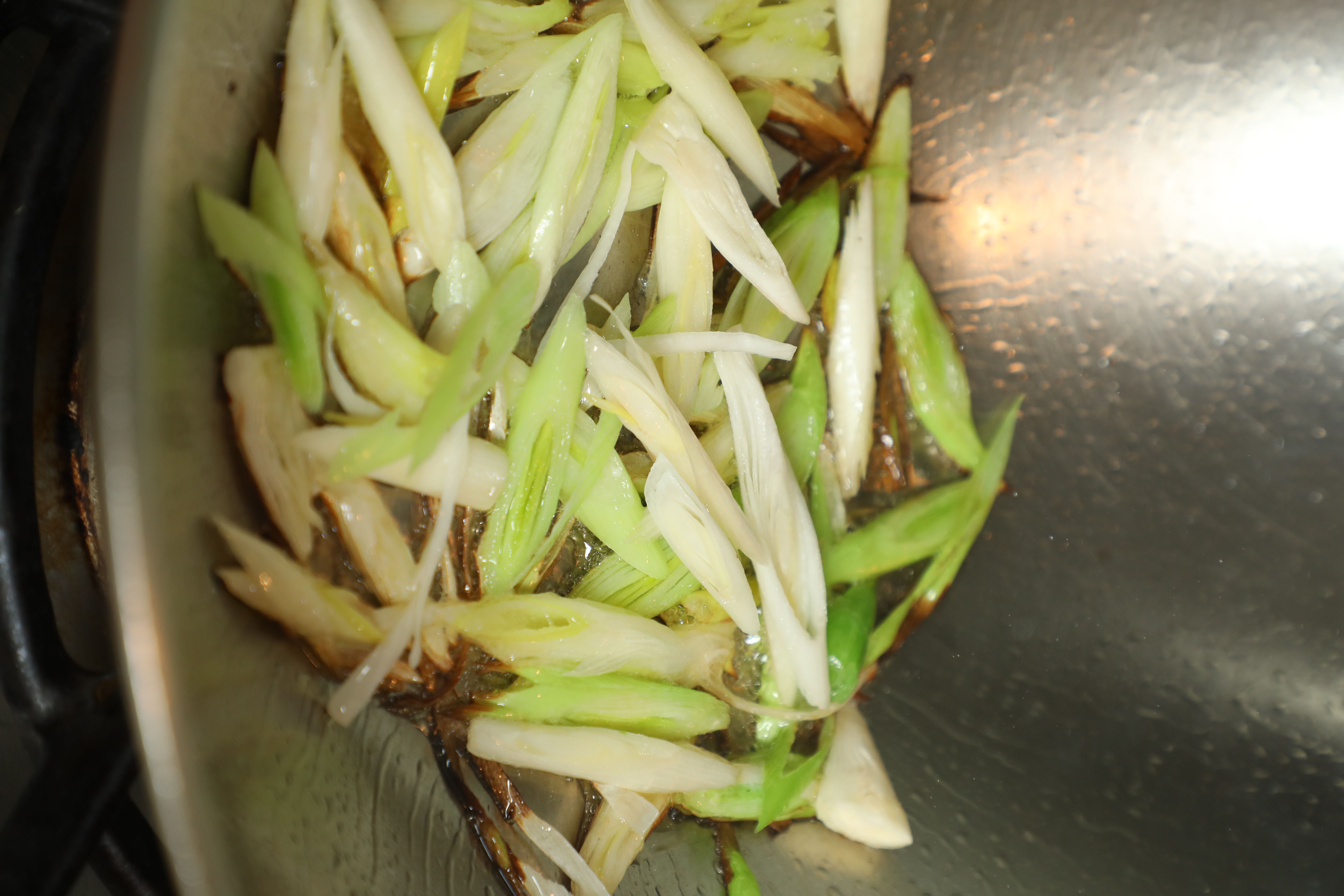 炒香蔥段、青蒜段。