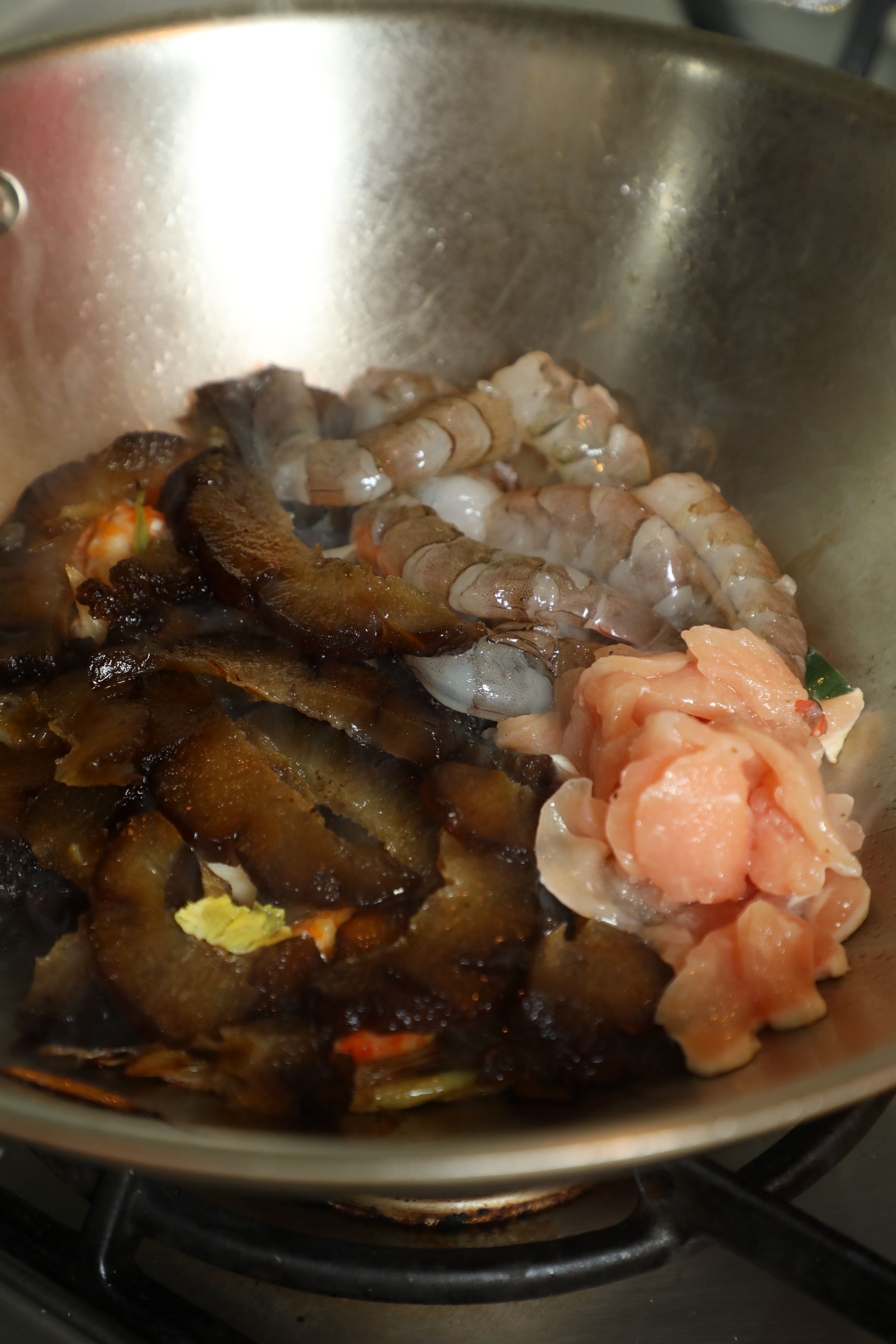 海參、蝦仁、雞肉等三鮮下鍋。