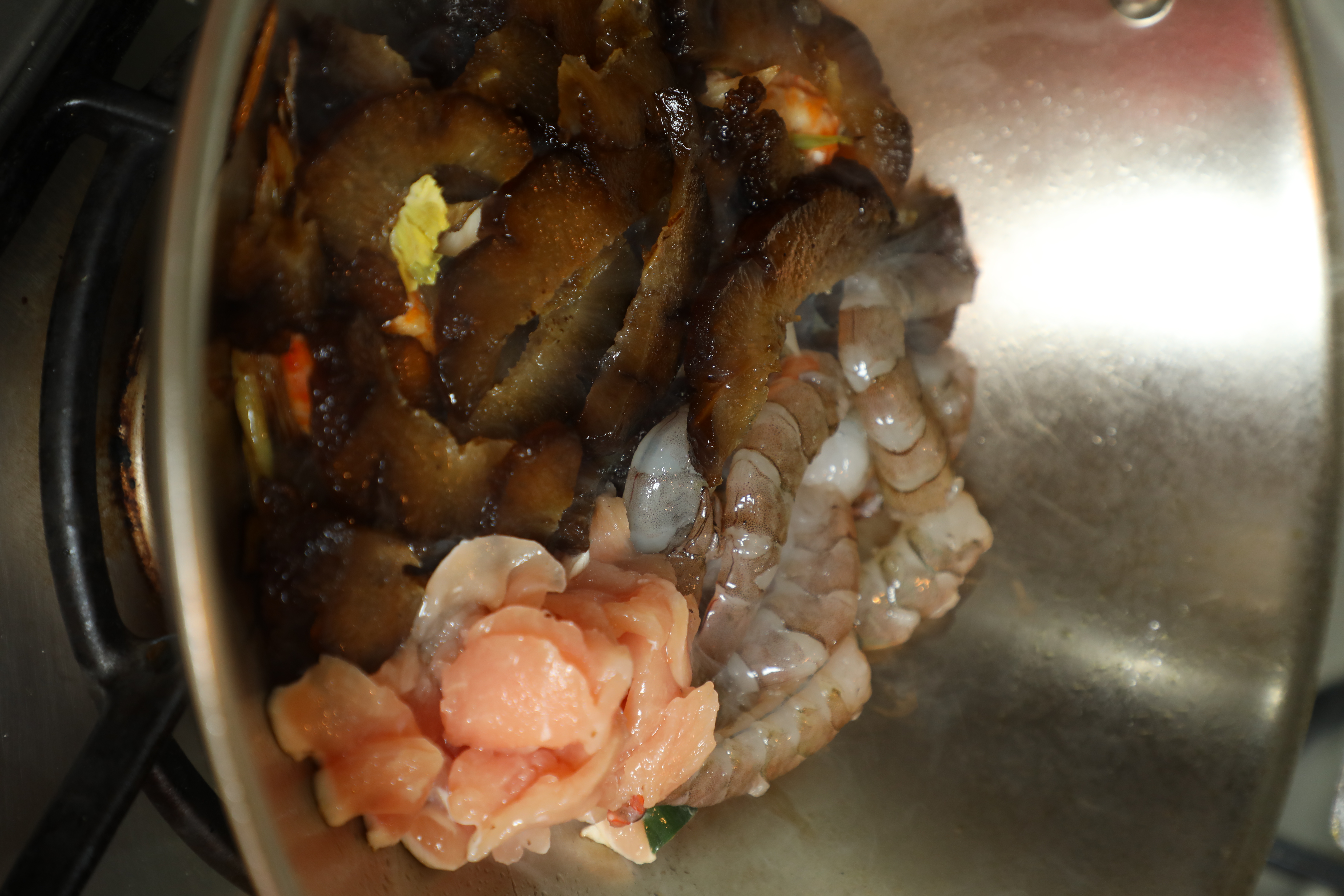 海參、蝦仁、雞肉等三鮮下鍋。