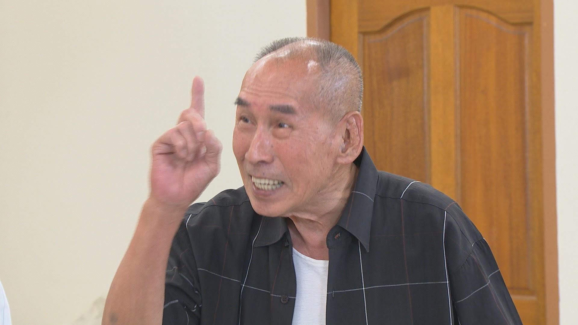 73歲的張柏舟,面對火災大場面喊「安心!」。(民視提供)