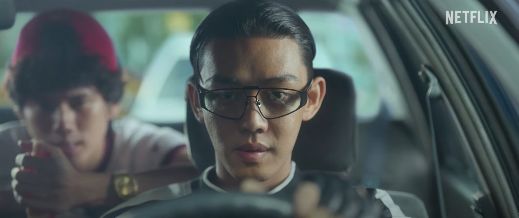 劉亞仁以復古油頭造型在《極速首爾》大飆車。(截圖自預告)