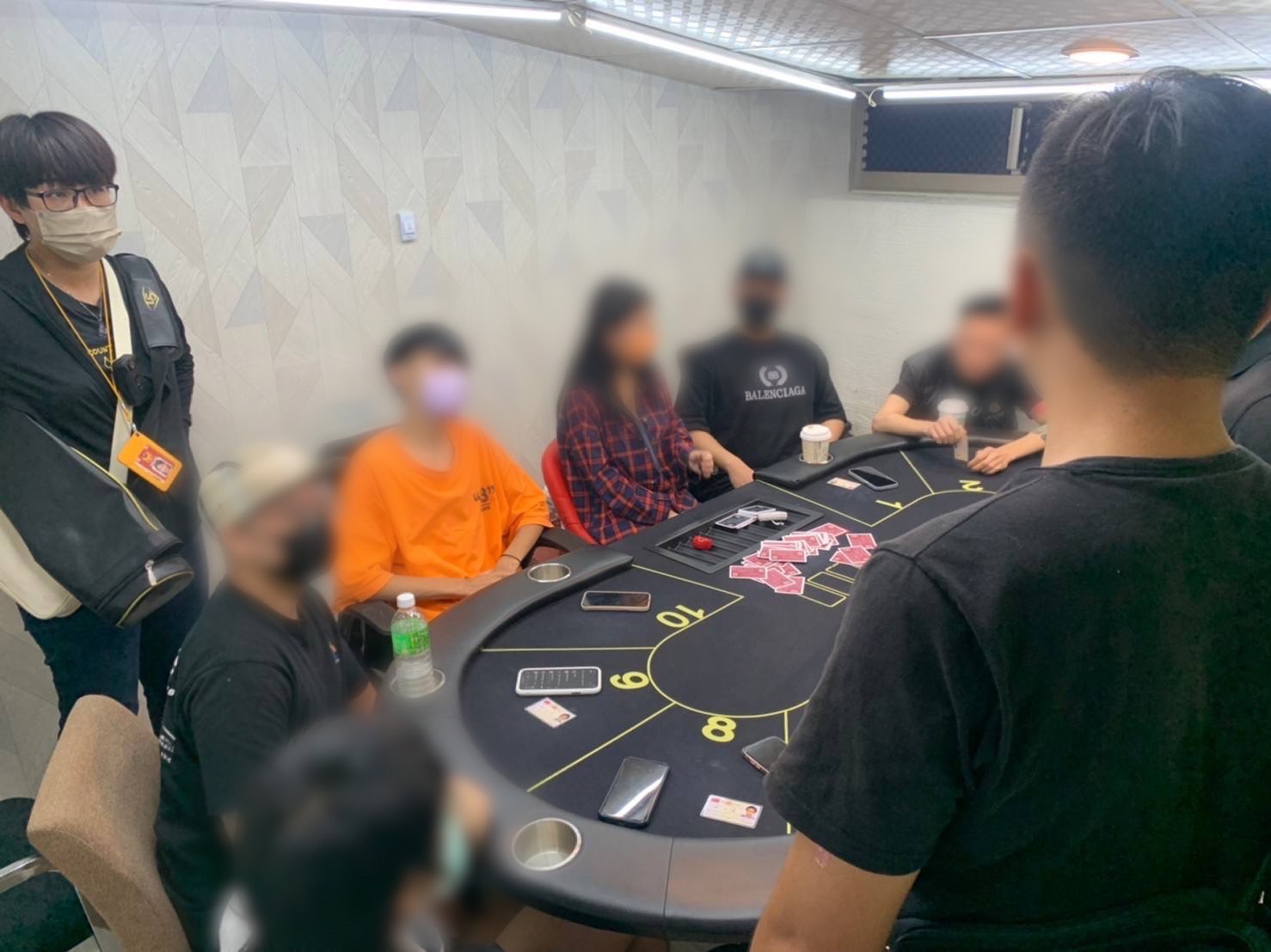 彭姓荷官美美陪賭客玩賭。（翻攝畫面）