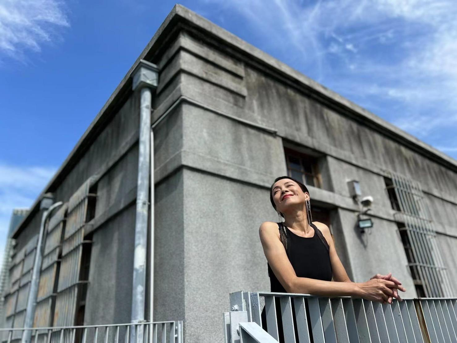 柯淑勤飾演檢察官,戲中要色誘邪教教主。(海納百川提供/服裝Blumarine)