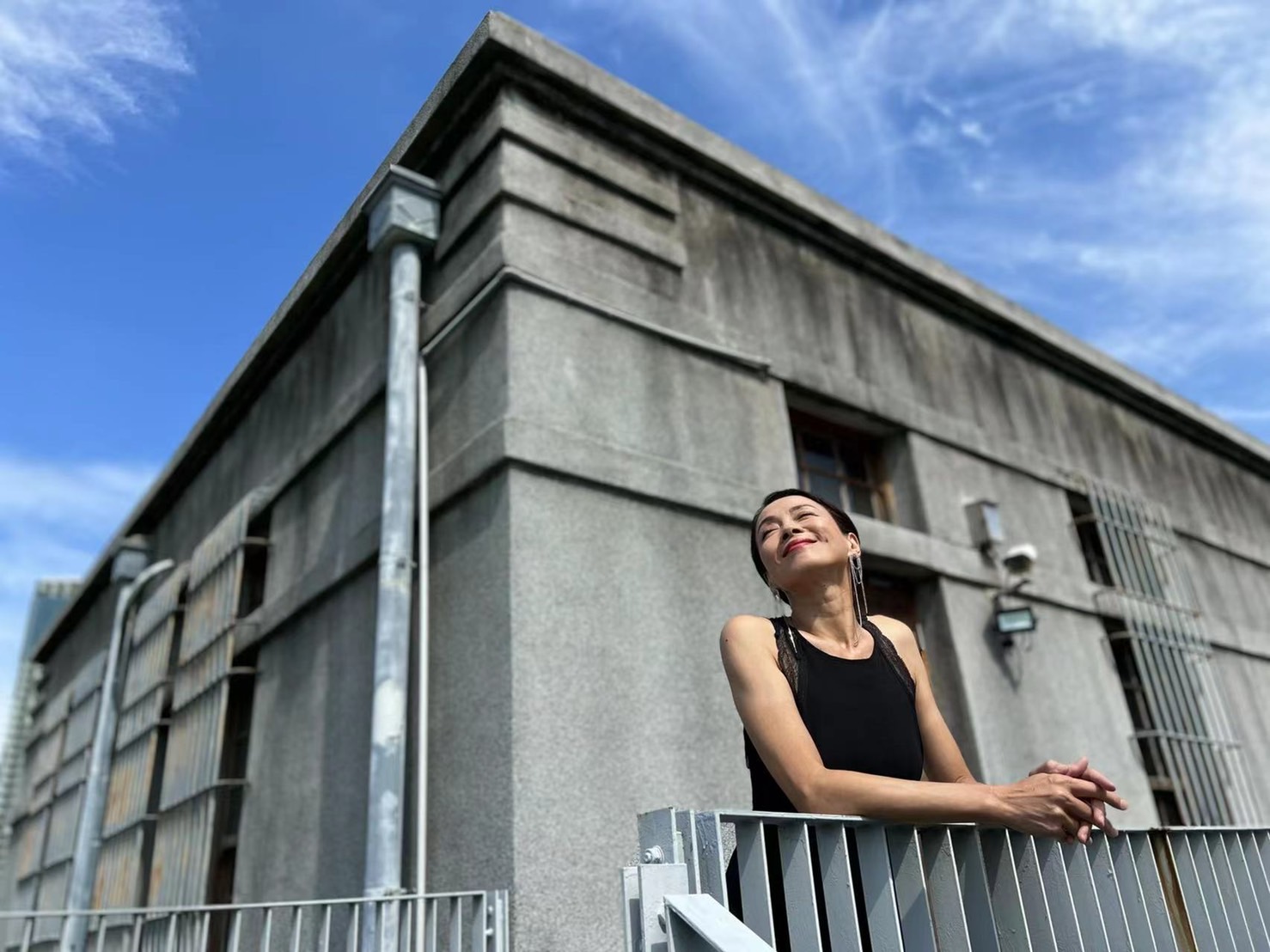 柯淑勤飾演檢察官,戲中要色誘邪教教主。(海納百川提供/服裝Blumarine)