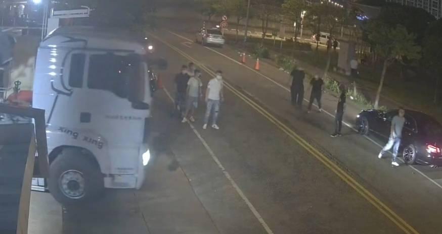 小弟包圍工地阻擋車輛。(翻攝畫面)