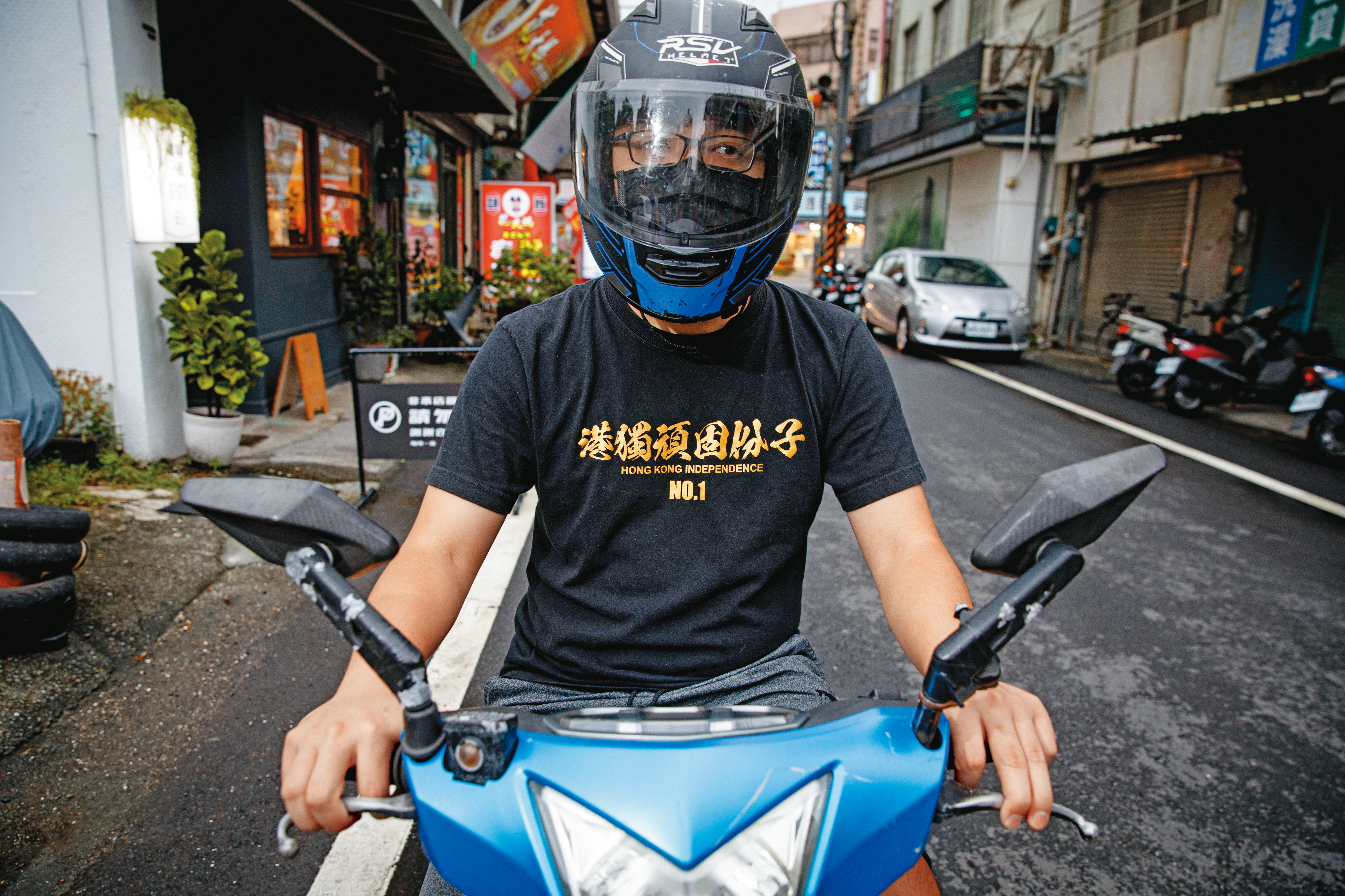 香港男生Ivan逃到台灣滿3年了，受訪這天，他特意穿上自己訂製的T-shirt，上面印著「港獨頑固份子NO.1」。