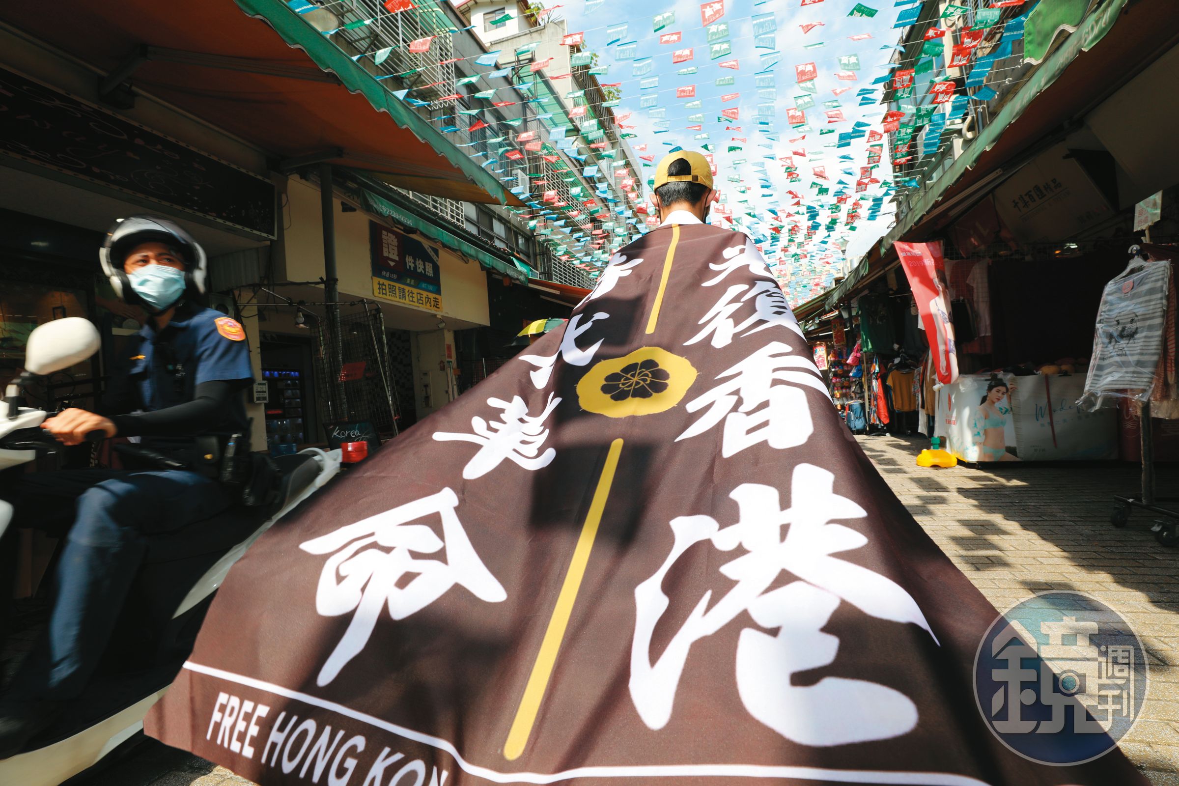 近3年前約克受訪，在四平街上披上抗爭旗幟。