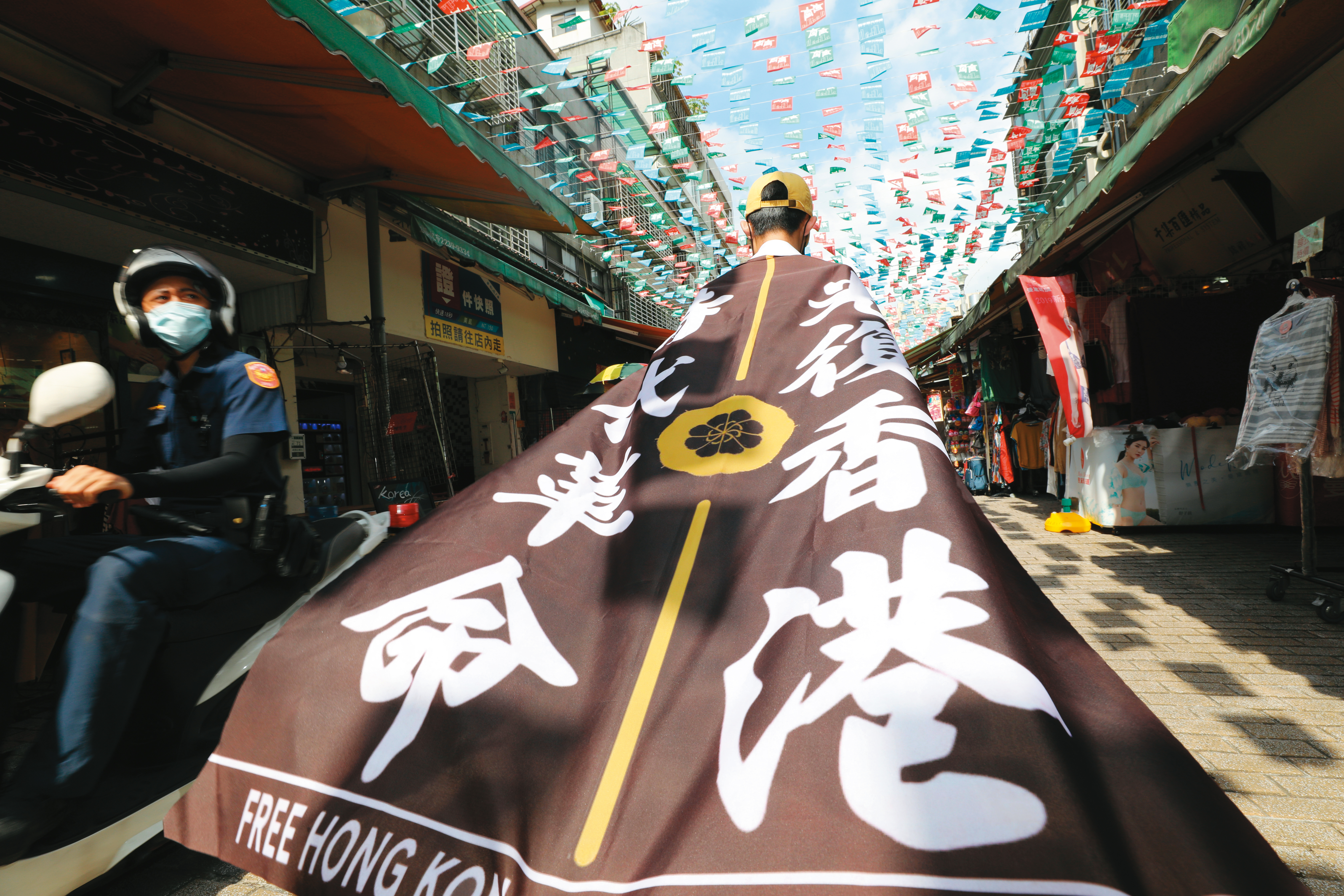 近3年前約克受訪，在四平街上披上抗爭旗幟。