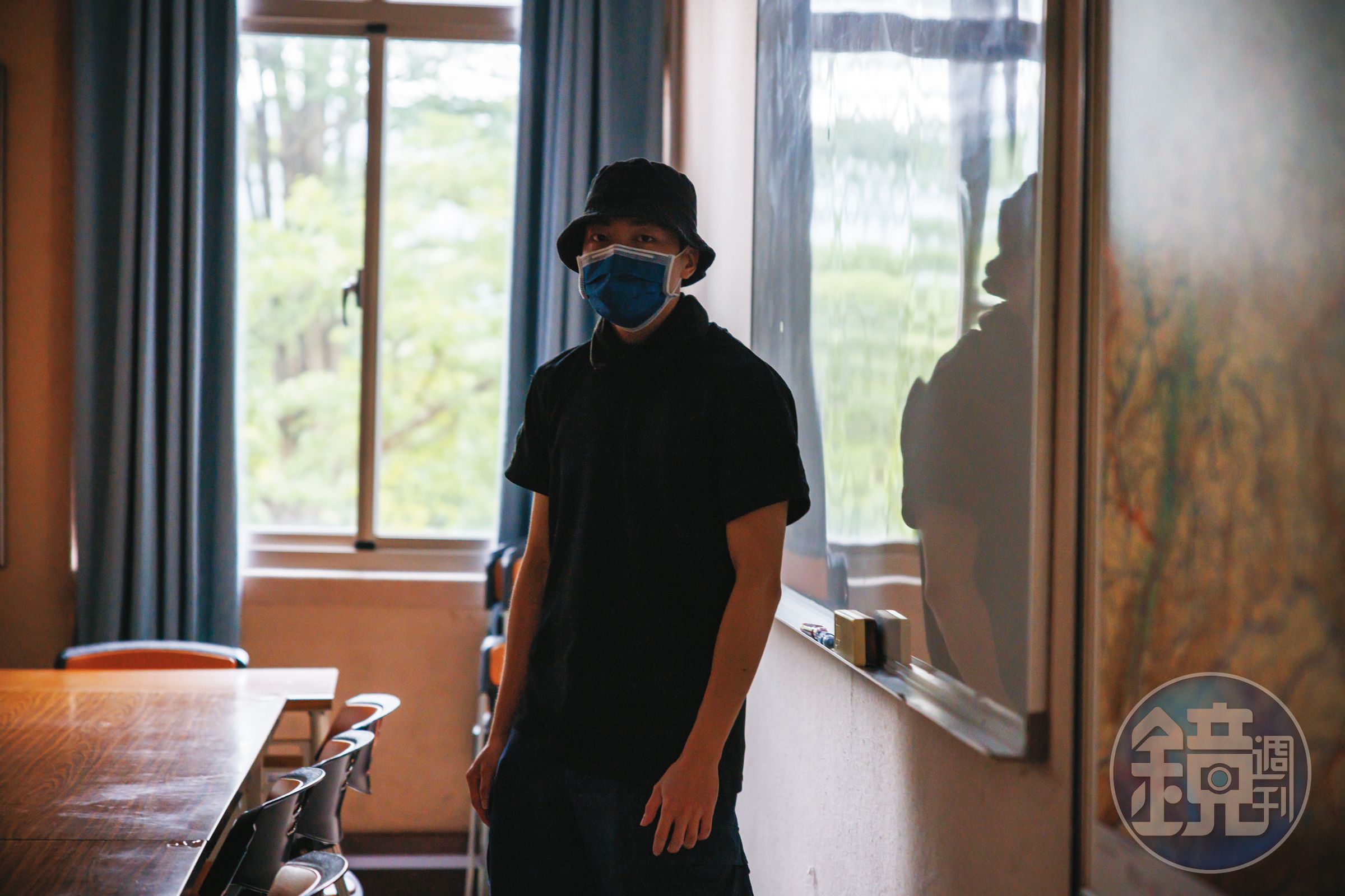 阿俊受訪時較2年多前放鬆，但仍在意攝影背景會否透露出他的位置，最後和我們約在《理大圍城》的放映日進行拍攝。