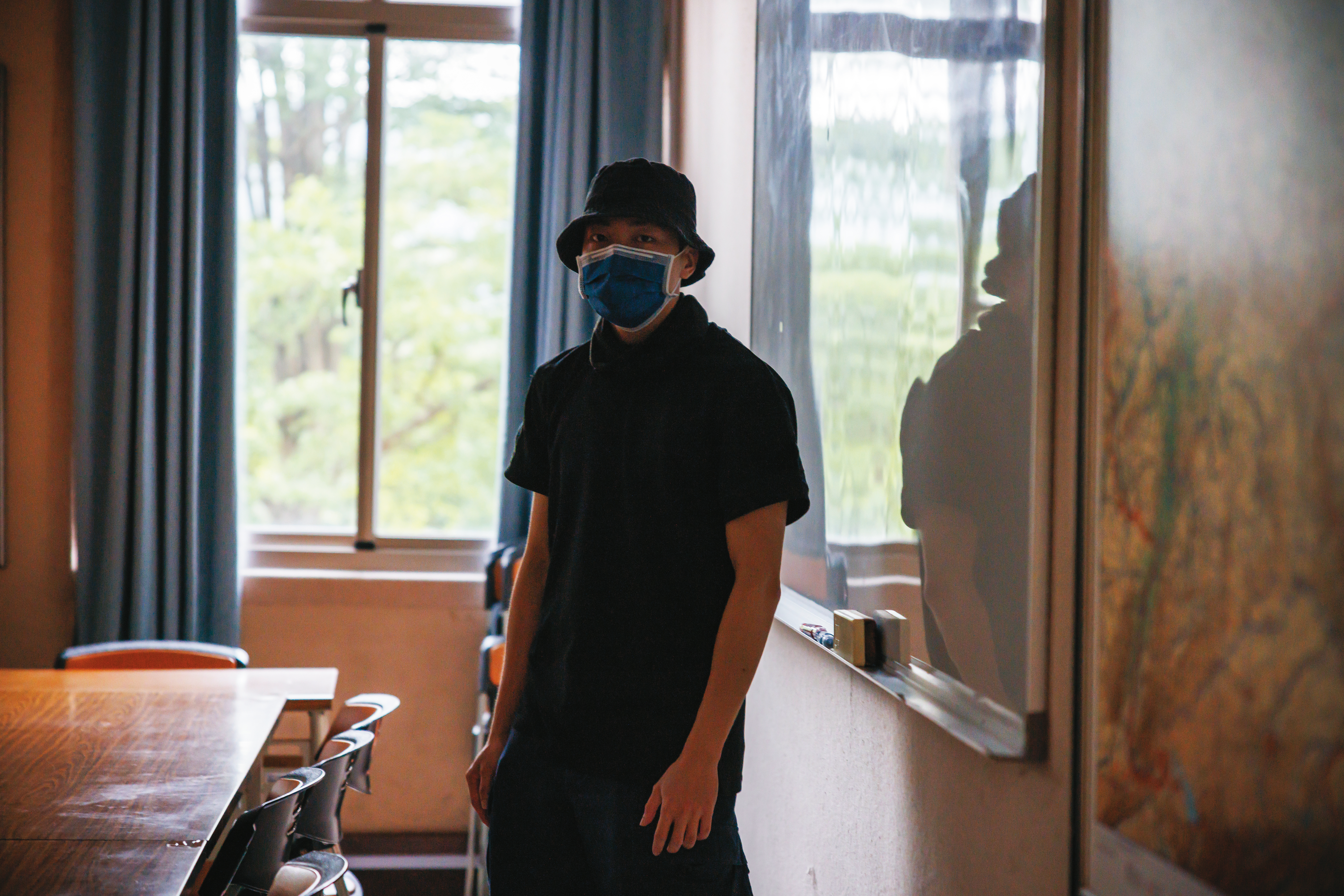 阿俊受訪時較2年多前放鬆，但仍在意攝影背景會否透露出他的位置，最後和我們約在《理大圍城》的放映日進行拍攝。