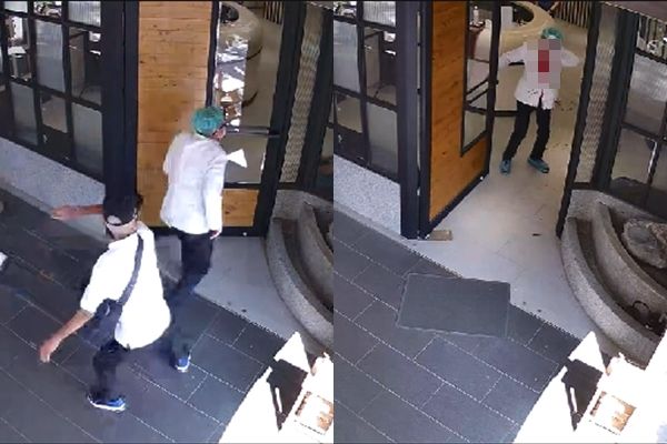 男子行凶後並未逃離現場，驚魂未定的受傷鍾男再開門查看時，可見白袍上染血。（翻攝畫面）