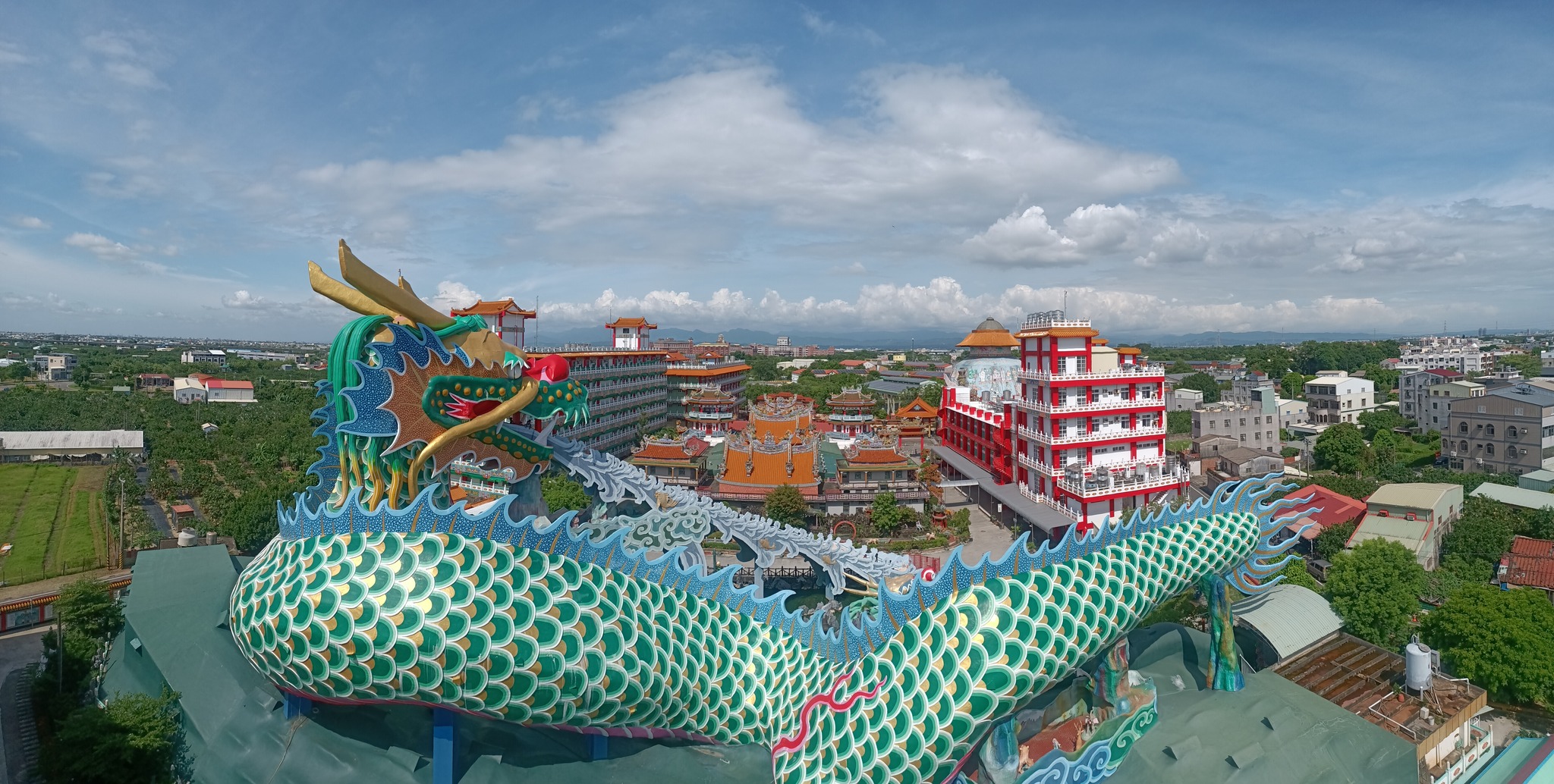 台南代天府的巨龍底部有一座十八地獄。（翻攝台南代天府官方網站）
