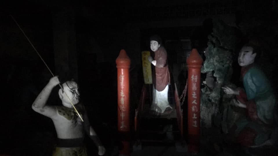 烏漆的房裡還有關於地府的雕像，膽小者勿入。（翻攝彰化八卦南天宮粉絲團）