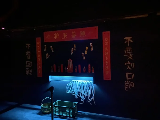 《民雄鬼屋實境體驗特展》以電影內容為主題展出身歷其境的場景。（Klook提供）
