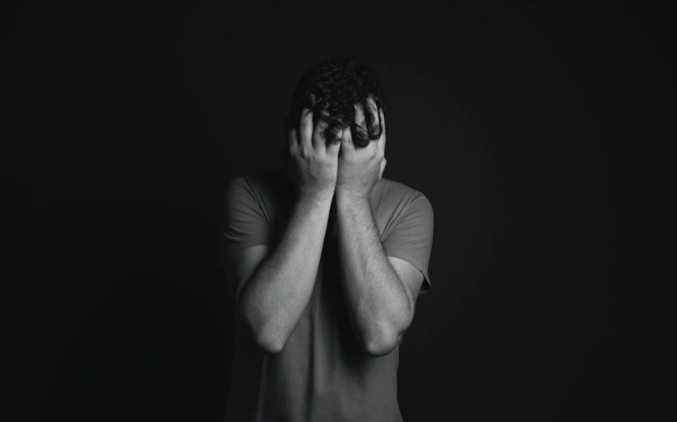 一名男網友以為女友車禍身亡哭了一個月，後來才發現對方是為了分手詐死。（pexels）