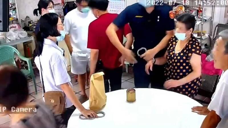 苗栗警接獲檢舉前往民宅取締聚賭，不過因為「上銬」帶回警局的過程，引發熱議。（翻攝畫面）