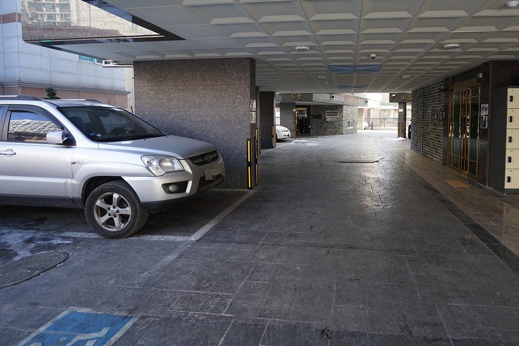 網友找到汽車位要停車，突然被一群機車騎車亂入嗆聲。（示意圖，Pixabay）