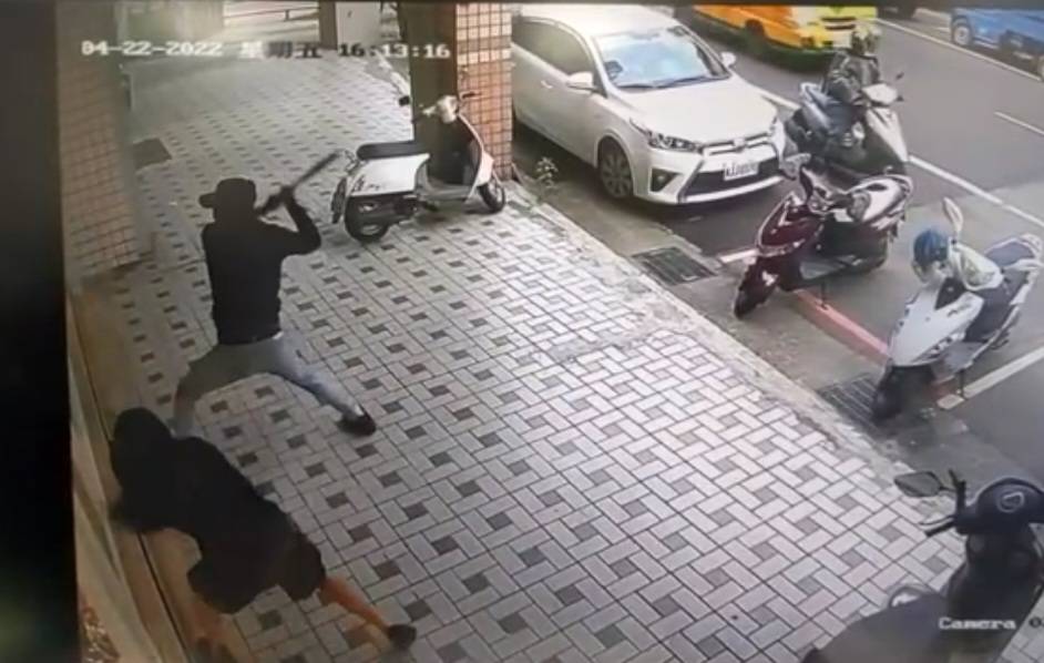 謝等持球棒砸診所。（翻攝畫面）