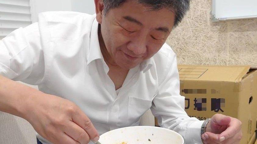 陳時中競選總部發言人莊瑞雄昨貼出陳時中吃泡麵照片,卻引起外界熱議。(翻攝自莊瑞雄臉書)