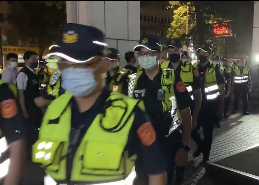 警方出門臨檢酒店。(翻攝畫面)