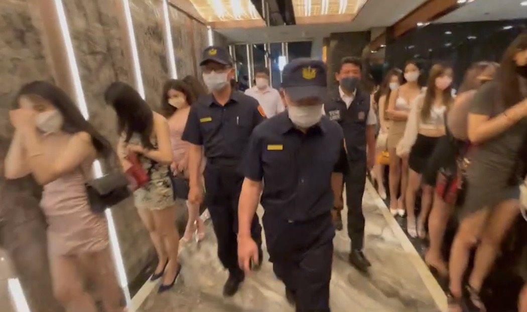 北市警局長楊源明帶隊臨檢酒店妹。(翻攝畫面)