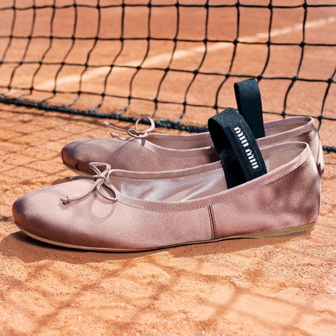 Miu Ballet綢緞芭蕾舞鞋。NT$32,500(Miu Miu提供)