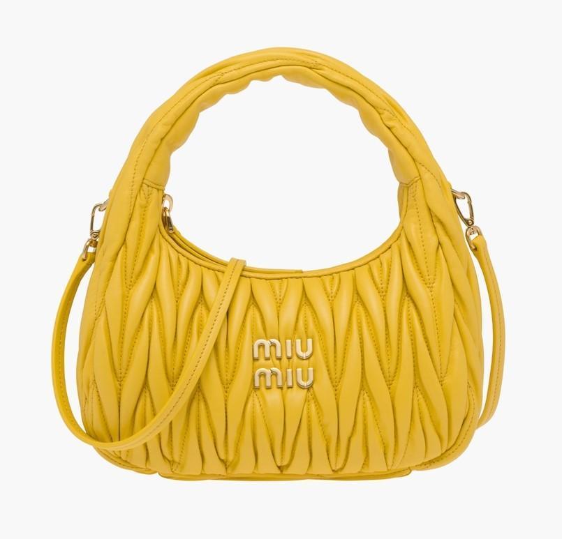 Miu Wander Matelassé納帕軟皮半月形手袋。NT$67,000(Miu Miu提供)