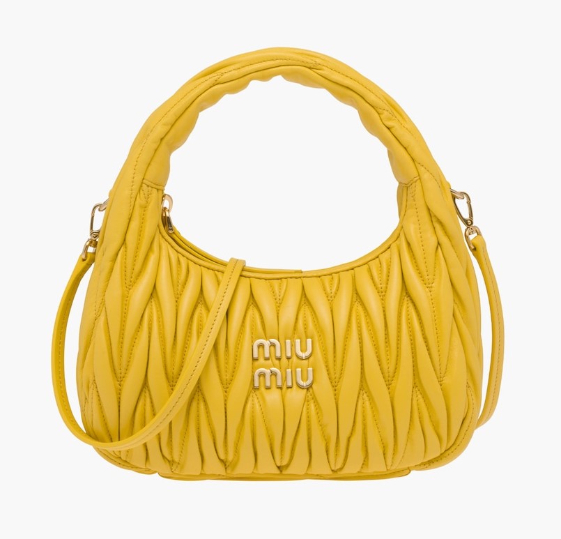 Miu Wander Matelassé納帕軟皮半月形手袋。NT$67,000(Miu Miu提供)