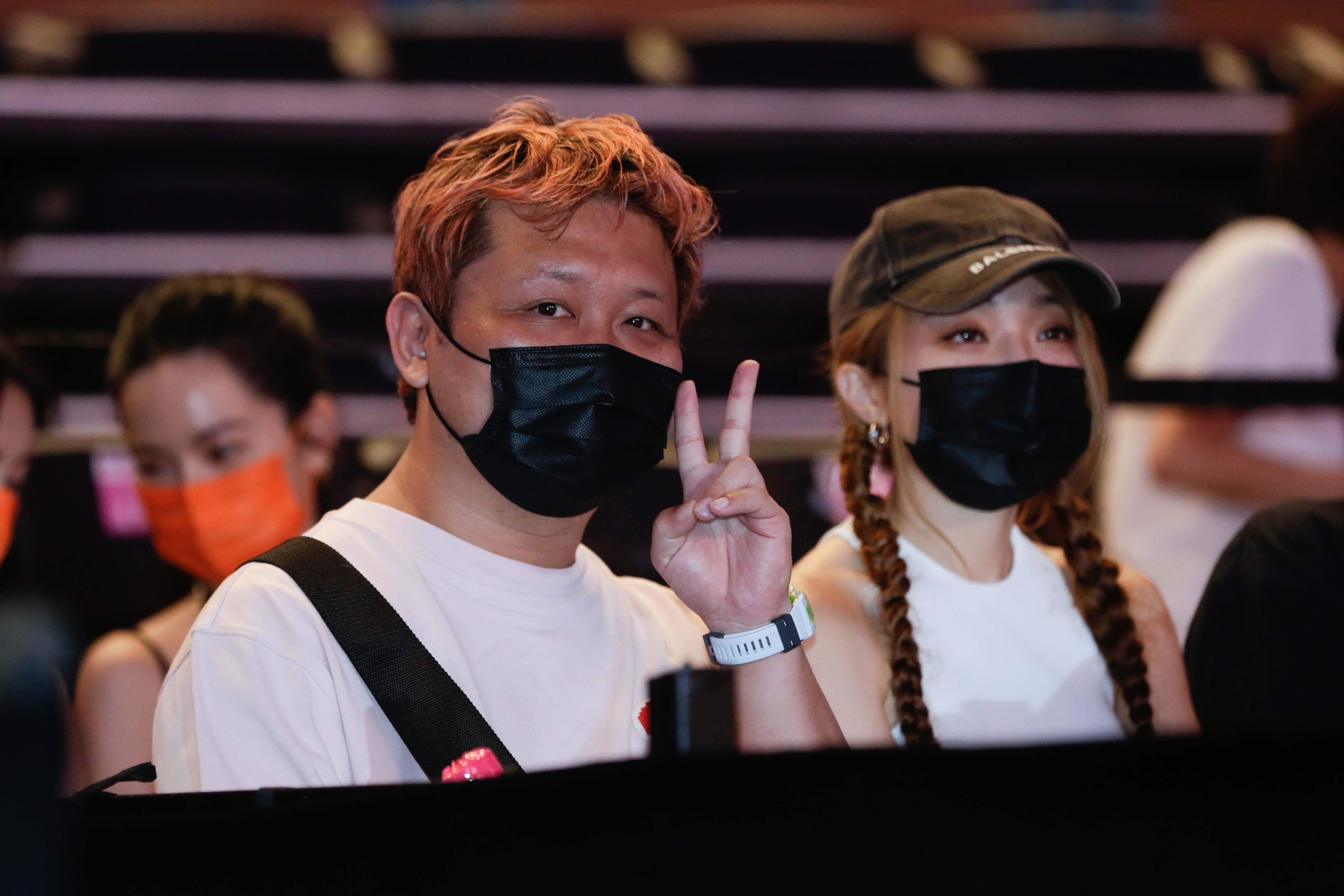 納豆（左）在女友依依（右）陪伴下，現身陶晶瑩的台北小巨蛋演唱會。