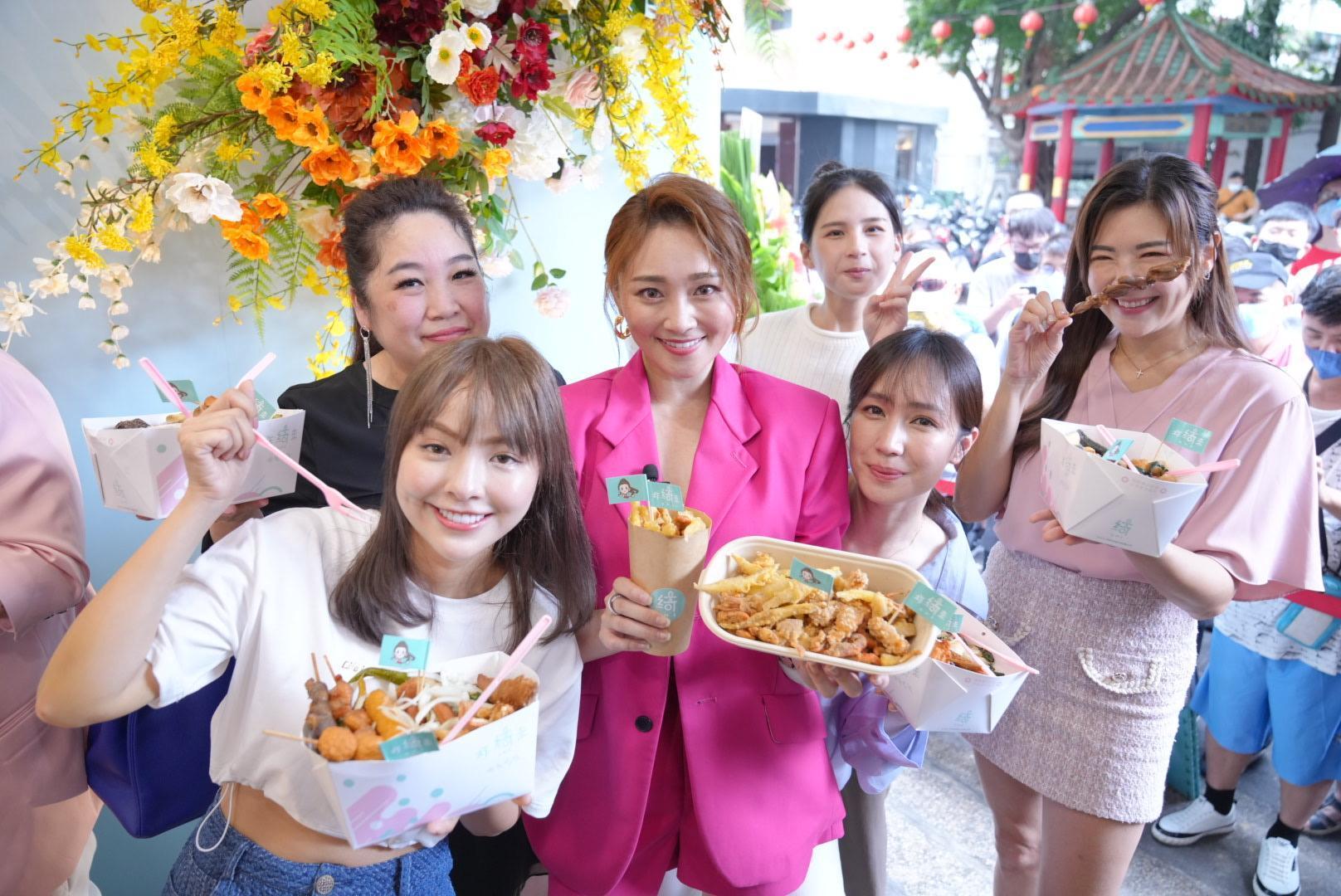 張文綺鹹酥雞店開幕,演藝圈好友徐凱希(左)、小薰(右二)、鄭亦真(右)出席。(炸綺來鹹酥雞提供)