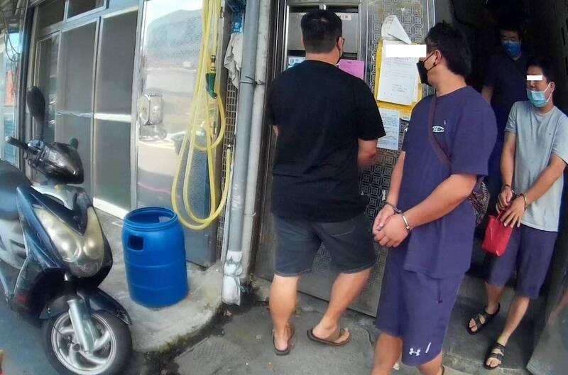 警方逮捕王男等3嫌,破獲「雜貨店」販毒集團。(警方提供)