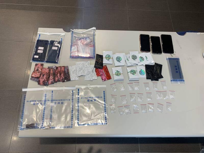 警方在王男住處查扣毒咖啡包、K他命等大批毒品。(警方提供)