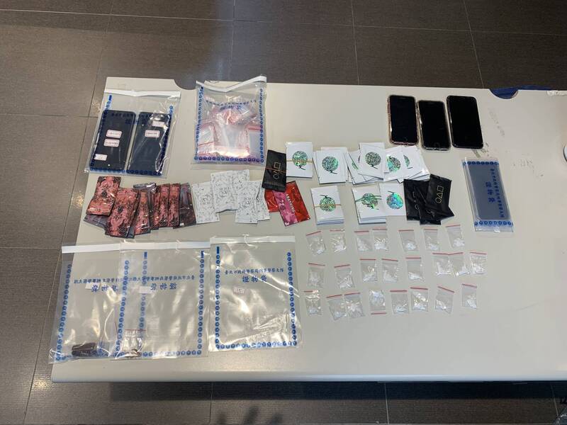 警方在王男住處查扣毒咖啡包、K他命等大批毒品。（警方提供）