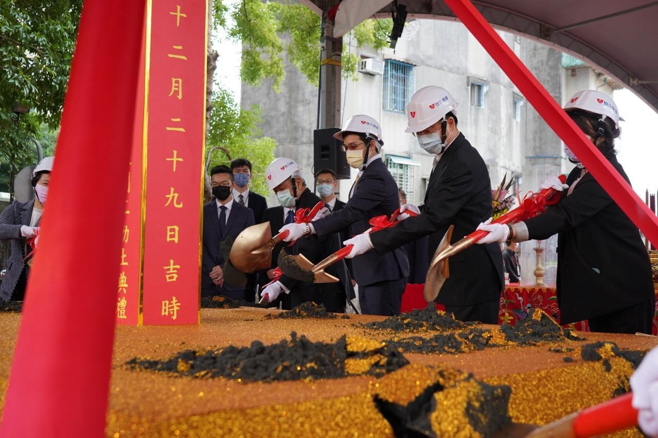 外交部長去年12月出席職務宿舍「致遠新村」改建案動土儀式，未料工地今日發生死亡意外。（翻攝自外交部官網）